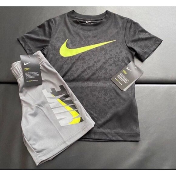 NWT Nike Athletic Set Boys Size 4 - Picture 1 of 3